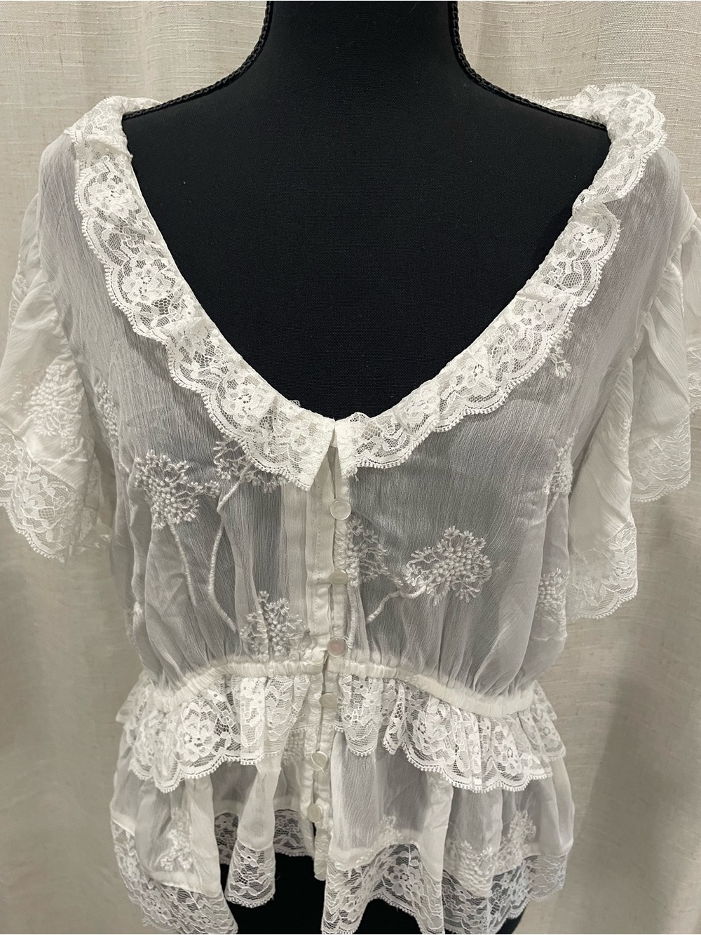 Perfect for Country Concerts 🤠White Lace Ruffled Peplum Blouse